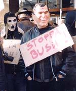 Demonstrant utklädd till president Bush. Stockholm 2003-02-15