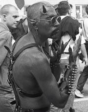 Djävulsmaskering i Pride-paraden 1998